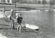 502848 Afbeelding van kinderen met een rubberbootje in de vijver van het Park de Watertoren te Utrecht, ter hoogte van ...